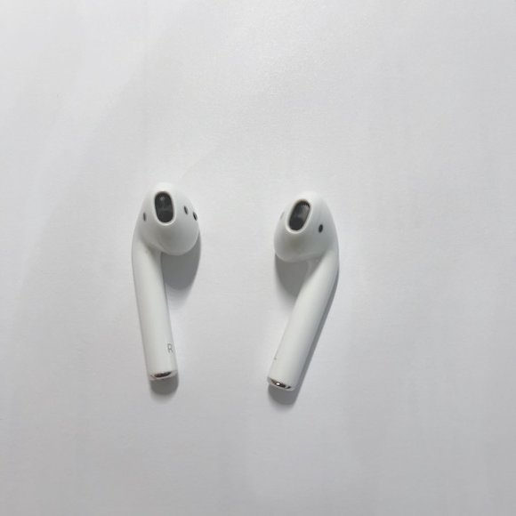 Apple AirPods with Charging Case (2nd Generation) - Picture 4 of 5